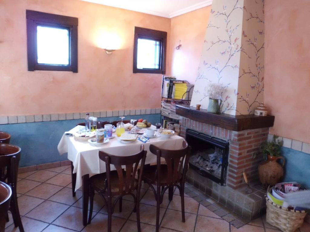 Hotel Rey Chindasvinto Covarrubias Dış mekan fotoğraf